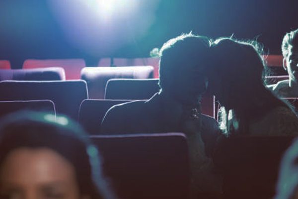 Masturber un inconnu au cinéma
